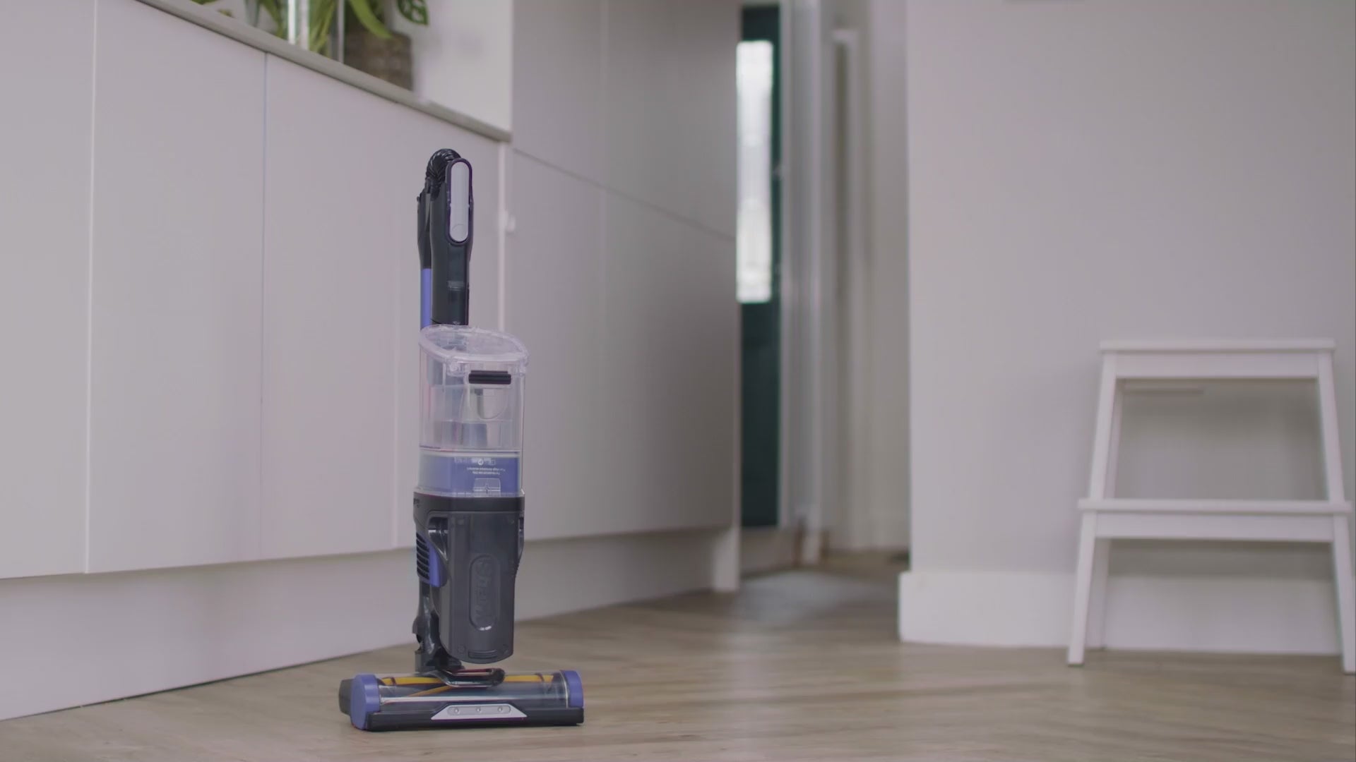 Load video: Shark Anti Hair Wrap Cordless Vacuum IZ200